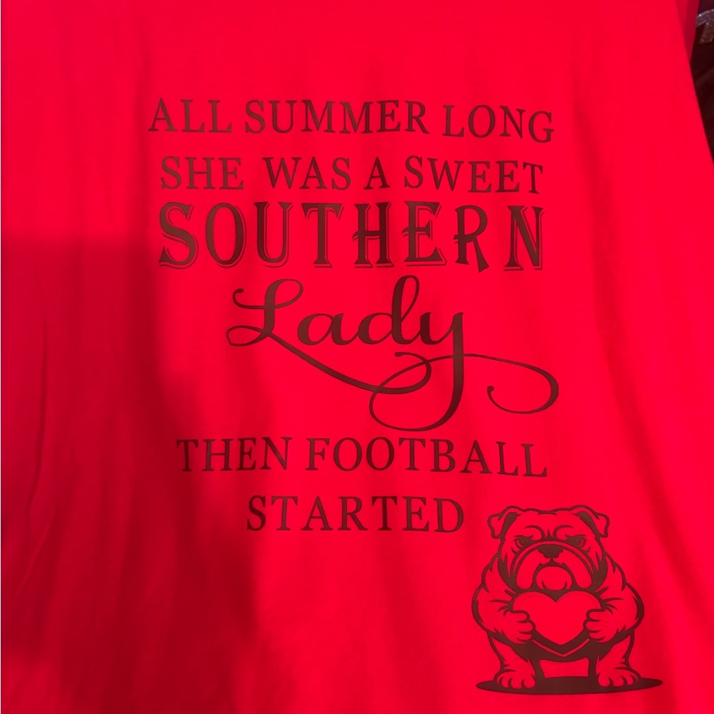 Red Graphic Tee with Bulldog Printwomen’s Georgia Bulldog T-Shirt.